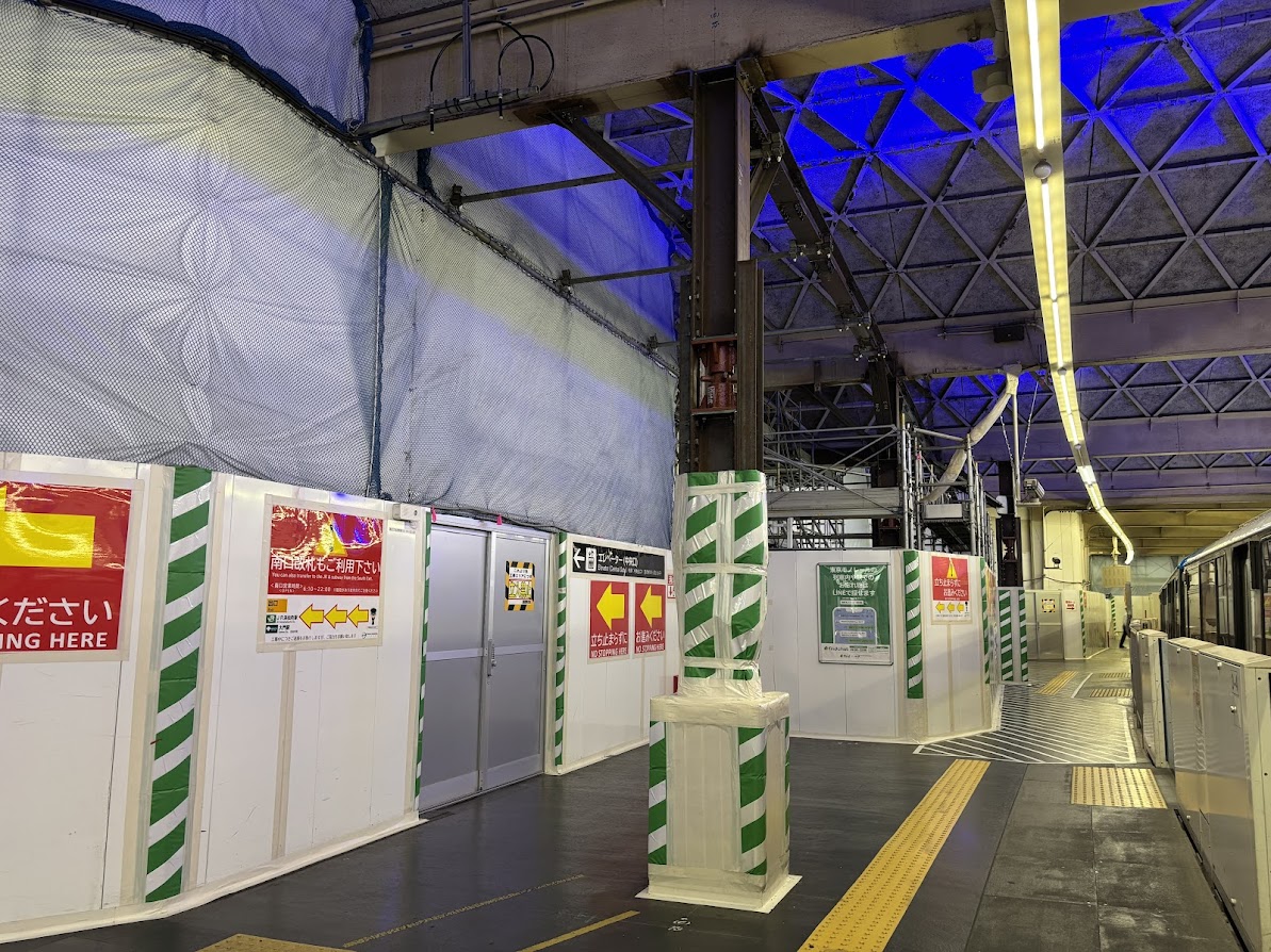 東京モノレール 浜松町駅の降車側ホームと世界貿易センタービルディング取り壊し方面