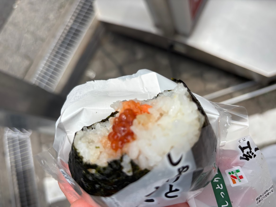 紅しゃけすじこ おにぎり