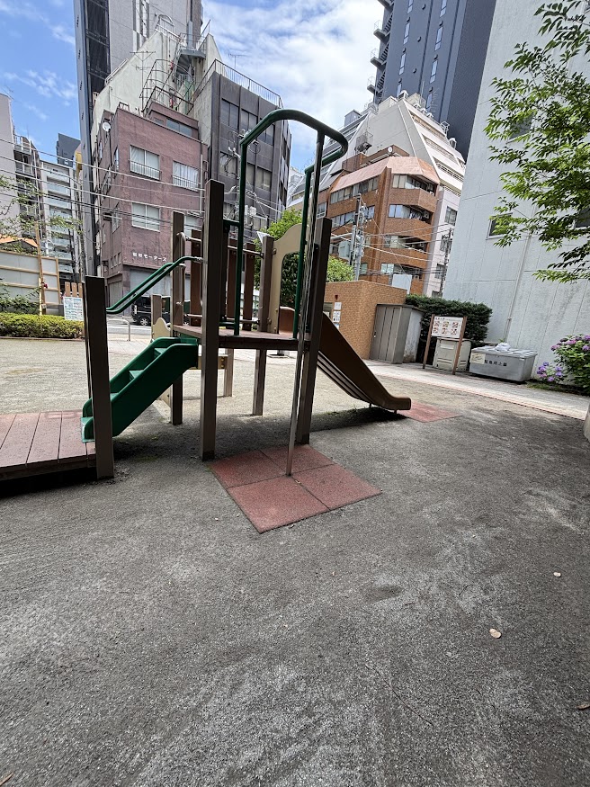 新橋駅から少し歩いた所にある塩釜公園のベンチで休憩