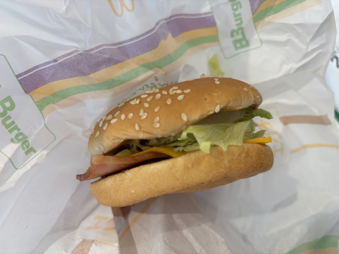 マクドナルド 神田末広町店でベーコンレタスバーガー