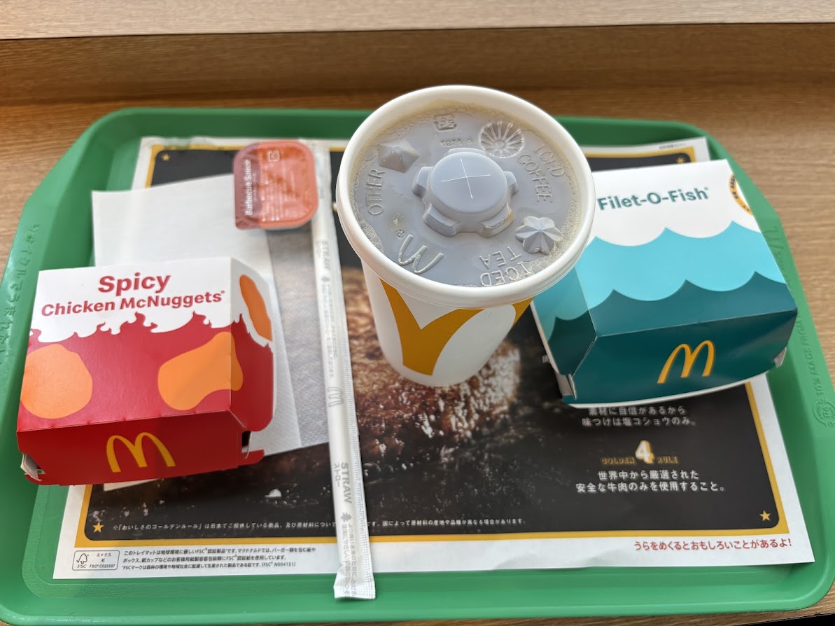 マクドナルド三軒茶屋店でひるマック フィレオフィッシュ バーガーのセット（サイドはスパイシーチキンマックナゲット 5ピース）