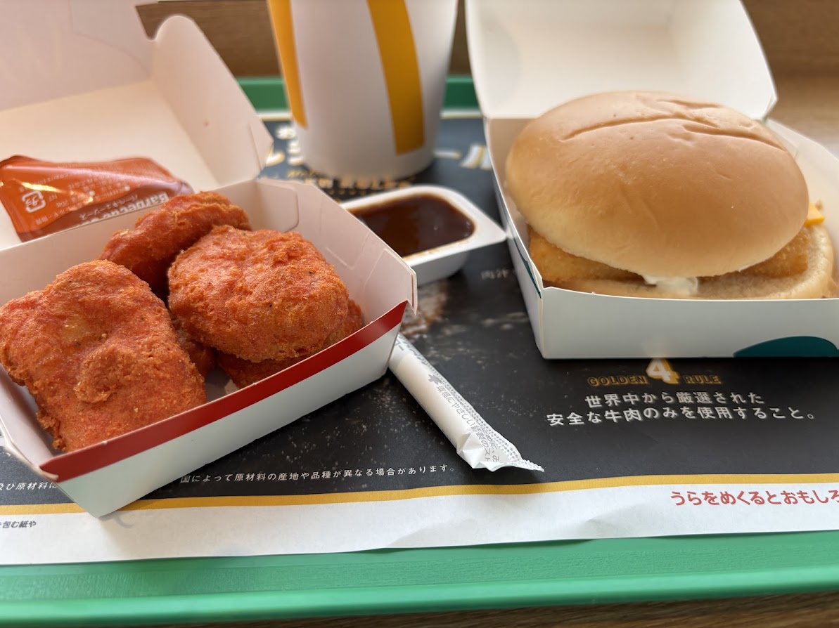 マクドナルド三軒茶屋店でひるマック フィレオフィッシュ バーガーのセット（サイドはスパイシーチキンマックナゲット 5ピース）