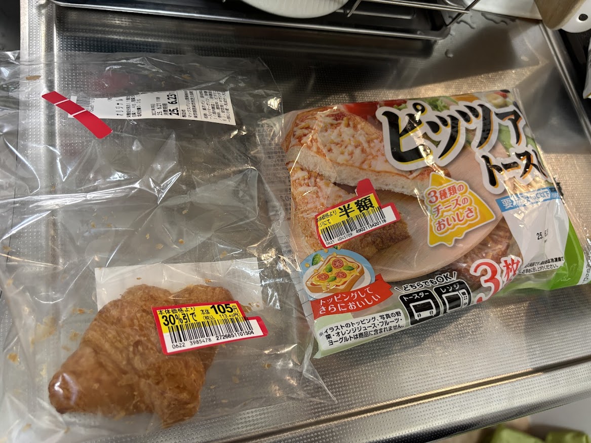 マックスバリュのミニクロワッサンとピッツァトースト