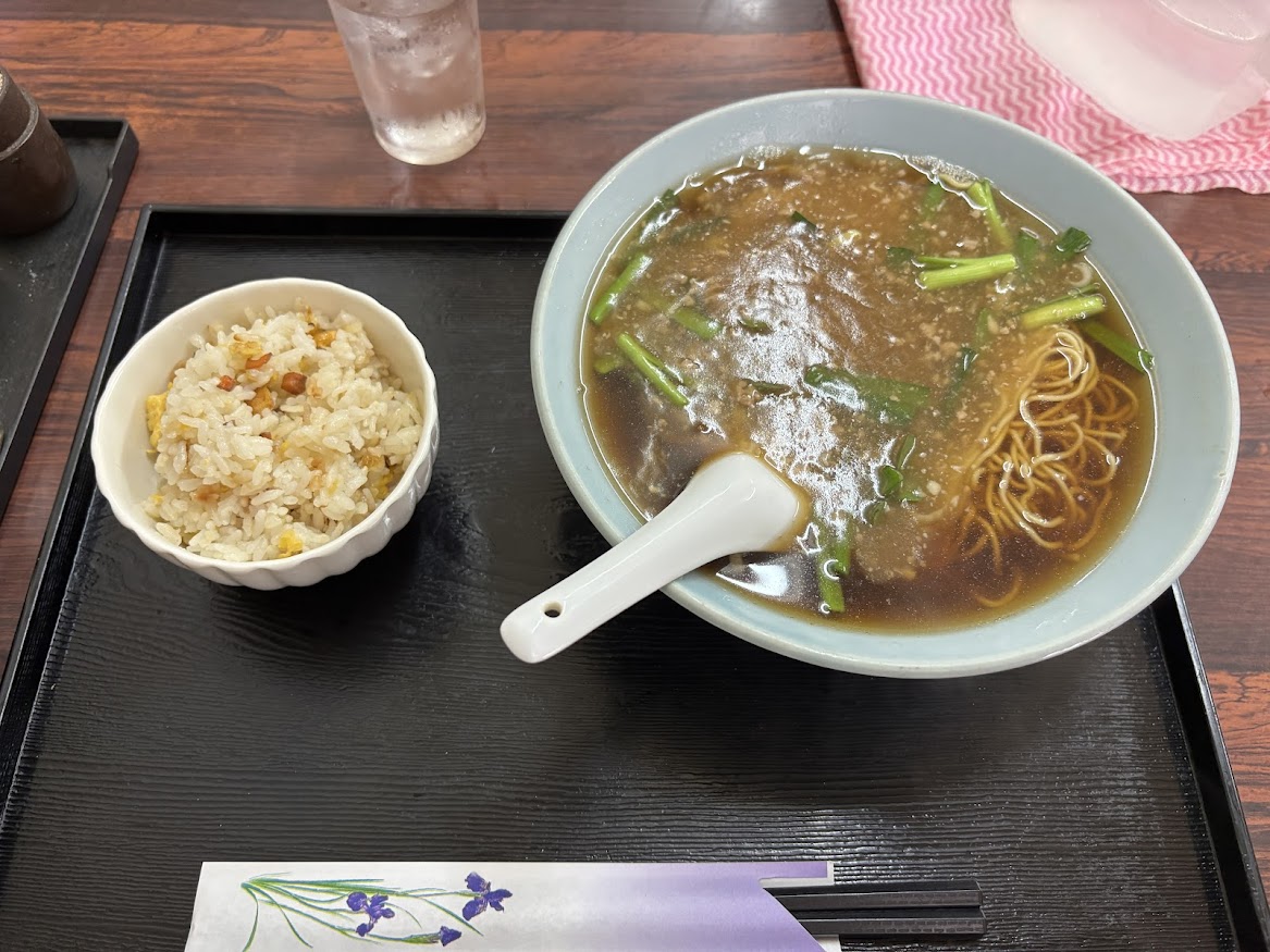 浦和駅近くの昭和レトロな中華料理屋？食堂？のいこい食堂でスタミナラーメン＋半チャーハン セット