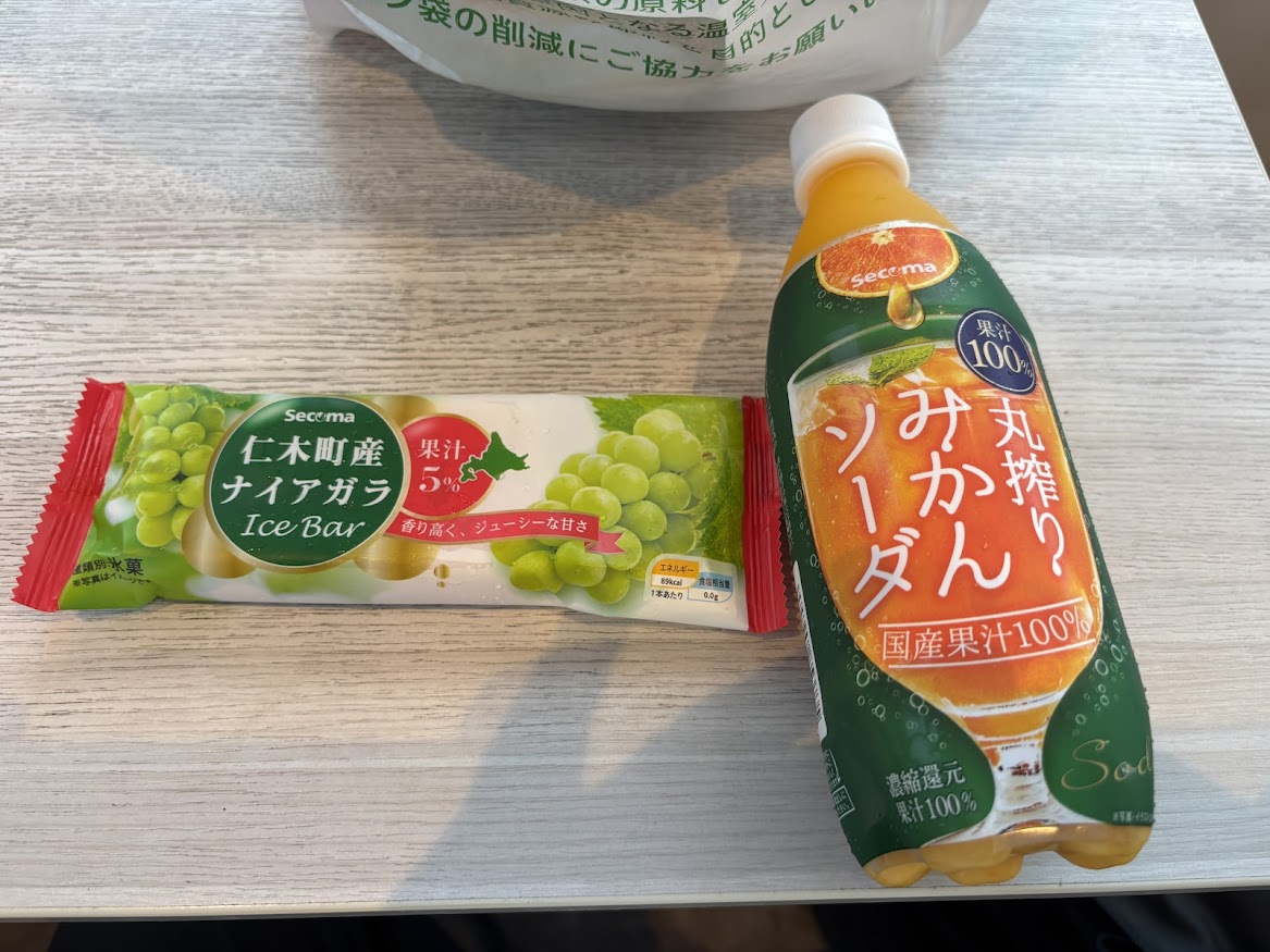 セイコーマート さいたま今羽店で購入したSecoma 仁木町産ナイアガラアイスバー（にきちょうさんナイアガラアイスバー）とSecoma 国産果汁100％丸搾りみかんソーダ 500mlペットボトル（産の温州みかん果汁100％使用）