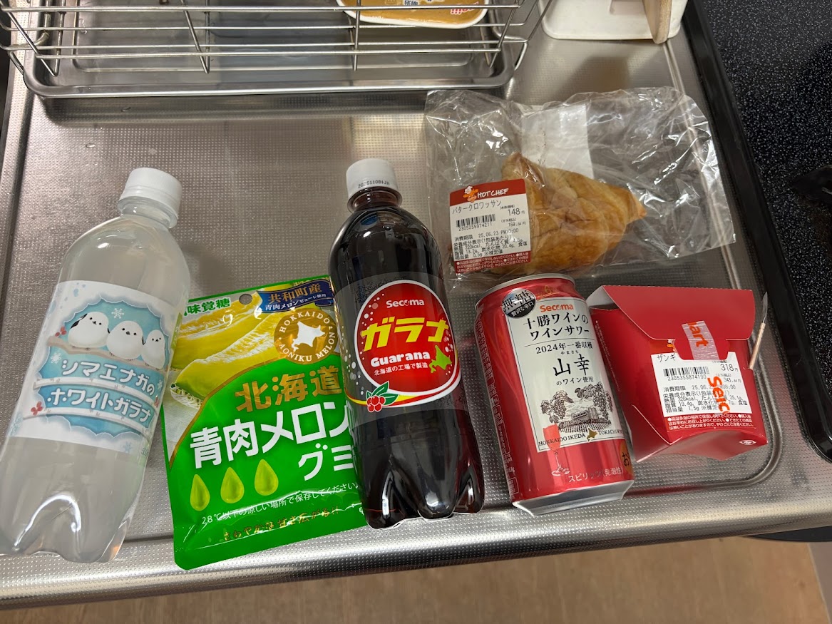 株式会社小原 シマエナガのホワイトガラナ 500mlペットボトル、UHA味覚党北海道青肉メロングミ（北海道共和町産青肉メロンピューレを使用）、セコマ ガラナ、セコマ 十勝ワインのワインサワー 山幸、ホットシェフ バタークロワッサンとザンギ