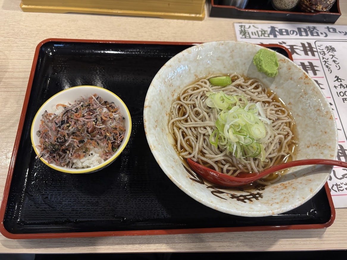 丸八そば 菊川店で丸八ワンコインセット（梅ちりめんご飯プラスかけそば（うどん、温かいの、冷たいの可））