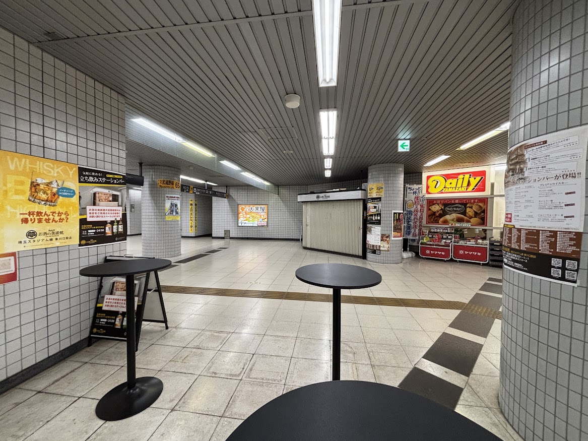 埼玉高速鉄道 埼玉スタジアム線 東川口駅の待合室・休憩所（夜はお酒の美術館 埼玉スタジアム線 東川口駅店の席に）