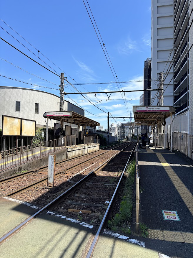 荒川区役所前停留場と東京スカイツリー