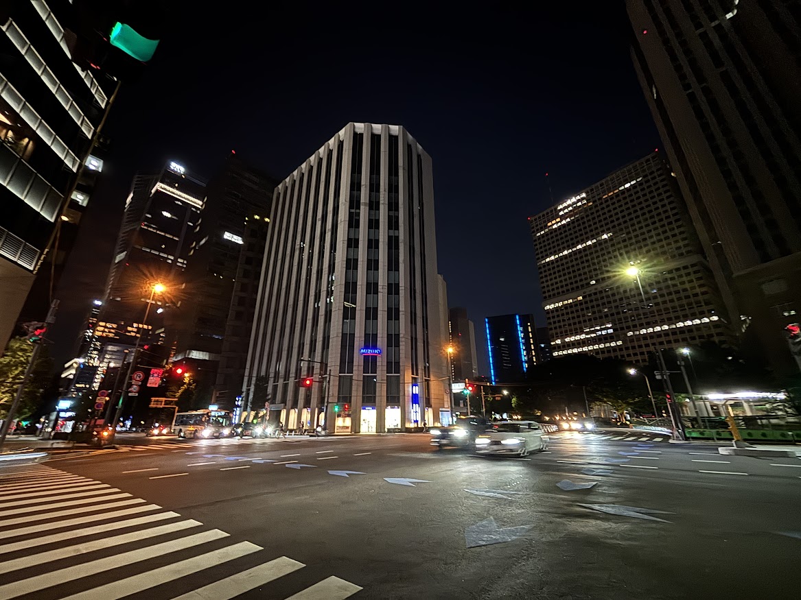 土曜日の夜で静かなビジネス街の虎ノ門駅前