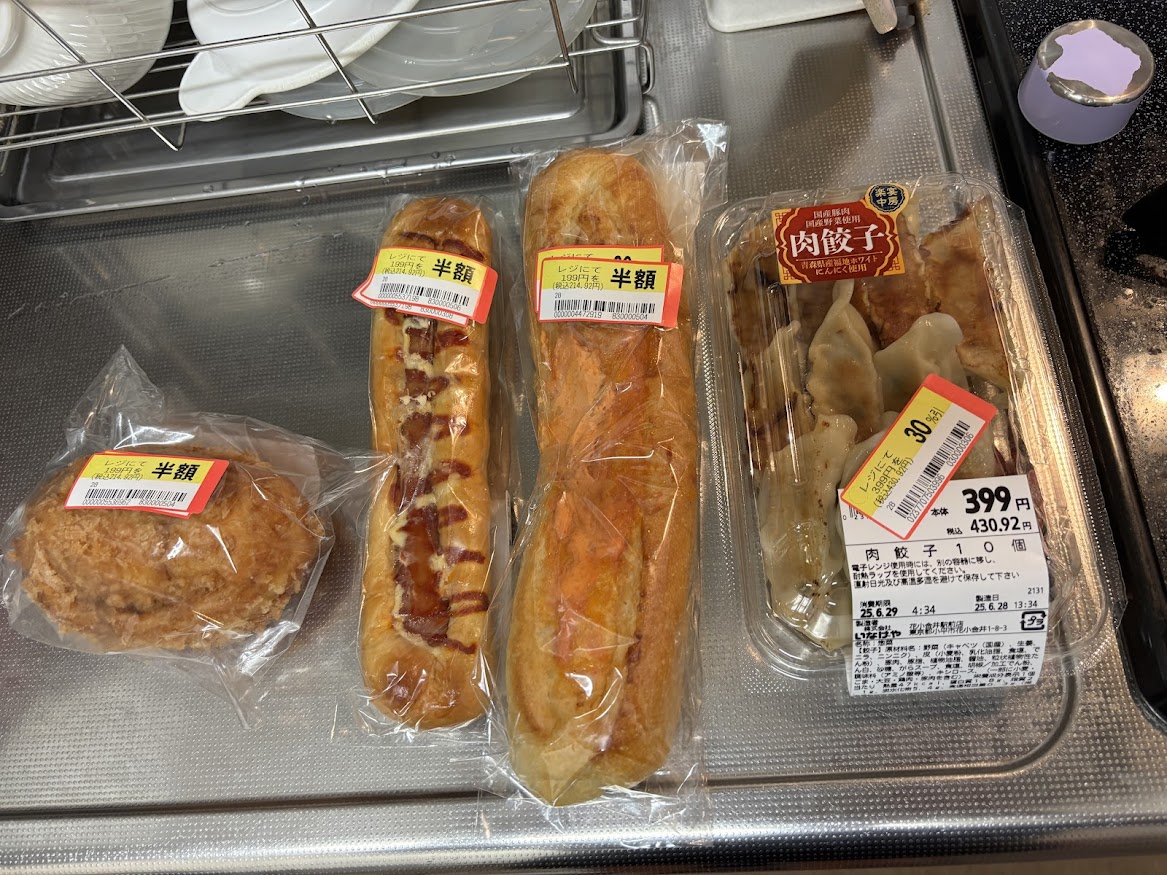 いなげや 花小金井駅前店で買ってきた夏野菜とろける欧風カレーパン、あらびきウインナーデリカ、かねふく明太子フランスパン、肉餃子