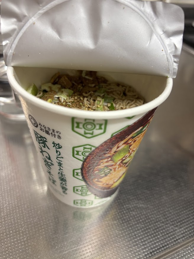 みなさまのお墨付き 炒りごまと生姜が香る豚ねぎそば【カップ麺】