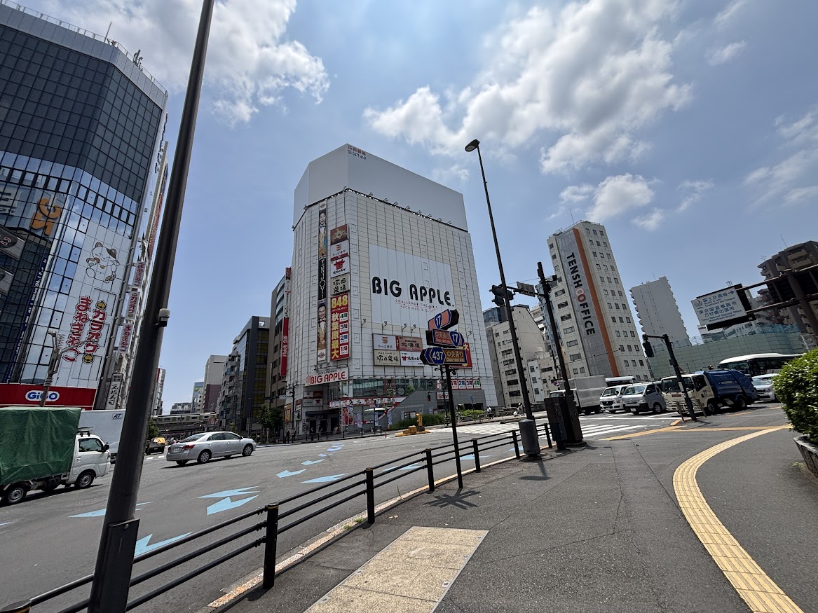 ぷっぷぷっぷ真夏の秋葉原、群がる人並みムレムレにょ～、とろける暑さで秋葉原、どろりまとわりつく汗