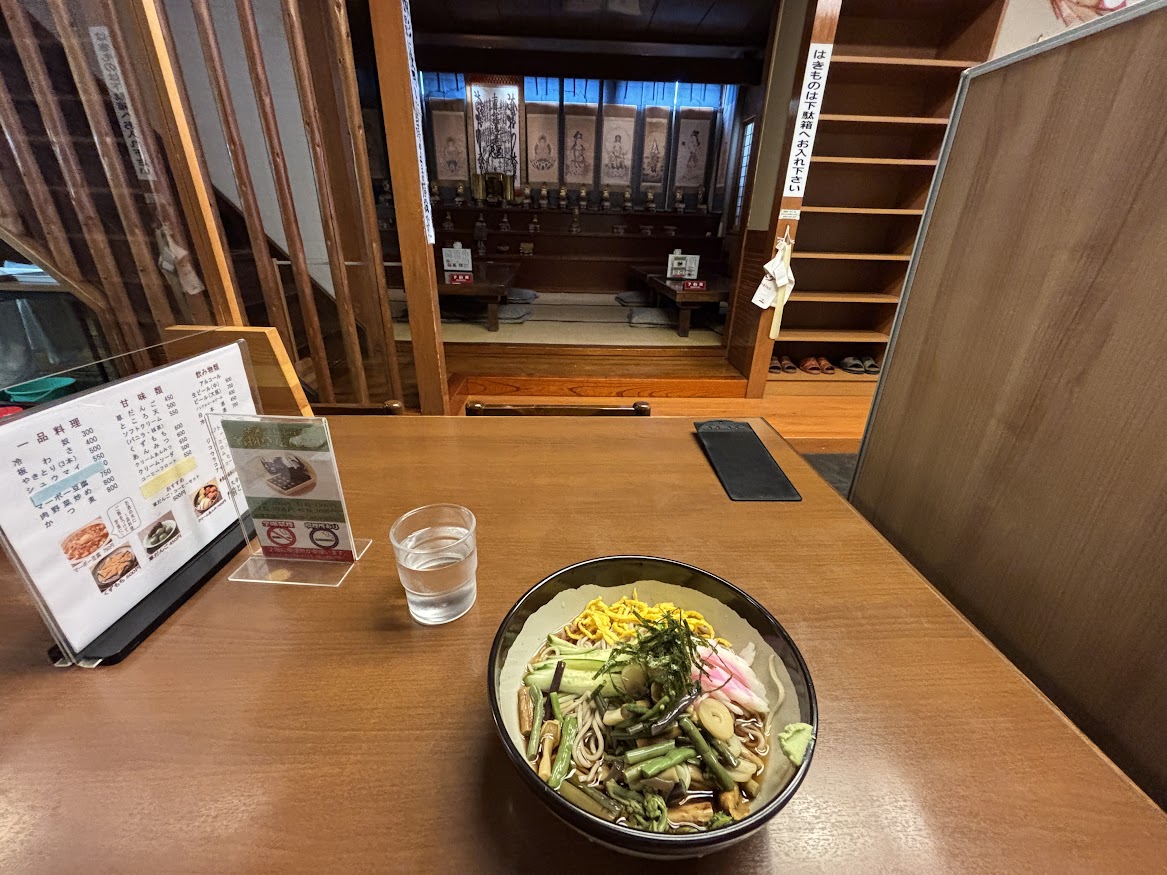 冷やし山菜そば(蕎麦)と「撮影に使用した当時のままの階段です」の階段