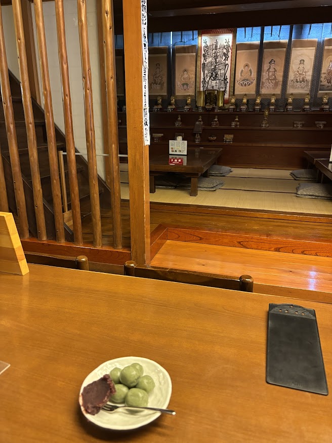 草だんごと「撮影に使用した当時のままの階段です」の階段