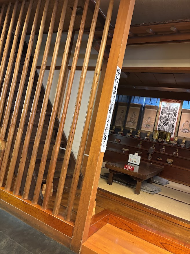 「撮影に使用した当時のままの階段です」の階段