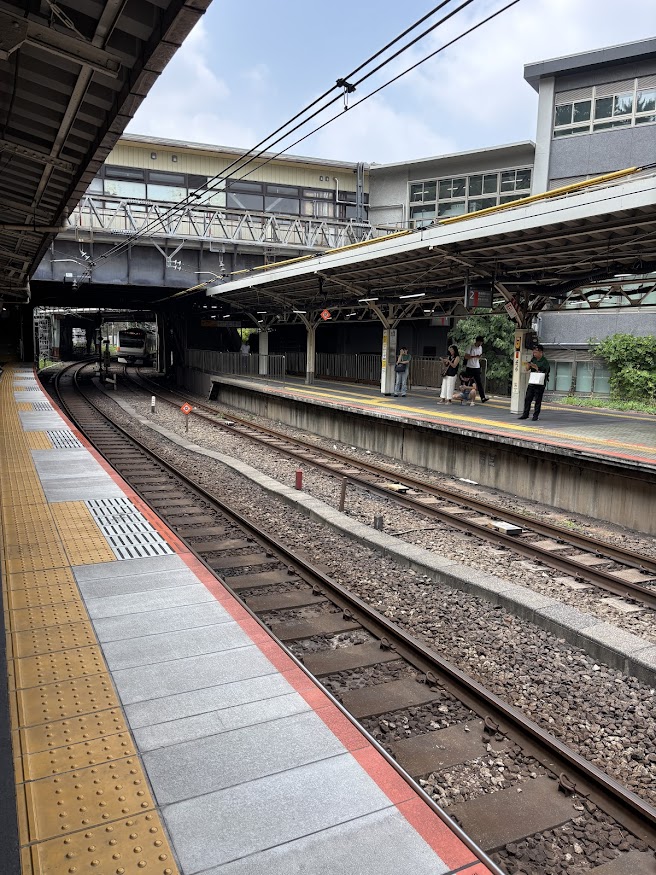四ッ谷駅近くで止まってる中央線車両