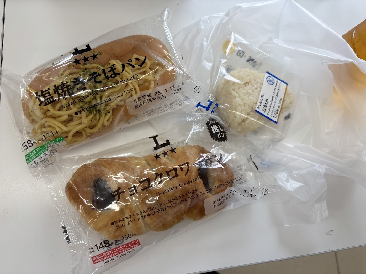 ローソン 前野町六丁目店で購入した塩焼きそばパン、チョコクロワッサン、だしおにぎり おかか
