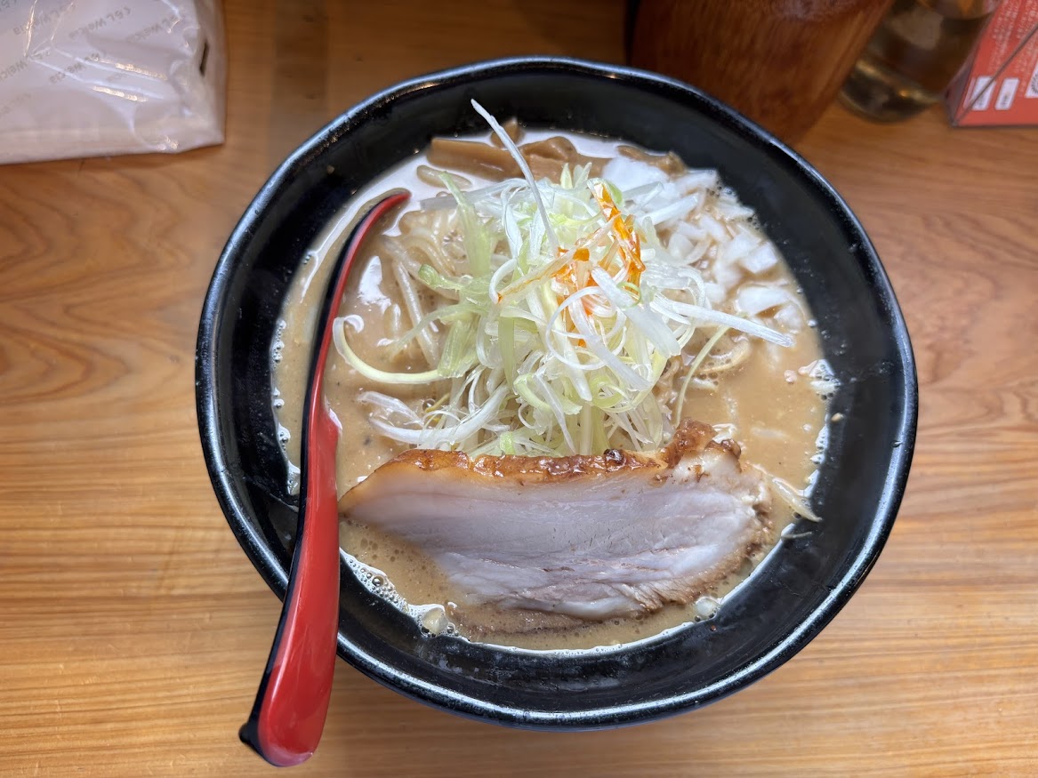 萬馬軒 新宿西口店で味噌ラーメン 990円