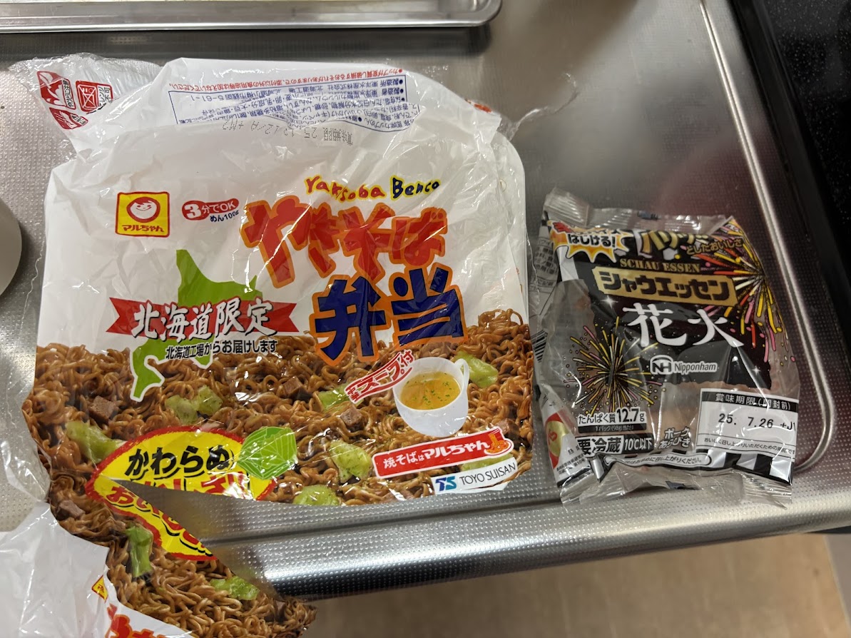 マルちゃん やきそば弁当、付属の中華スープ、シャウエッセン 花火