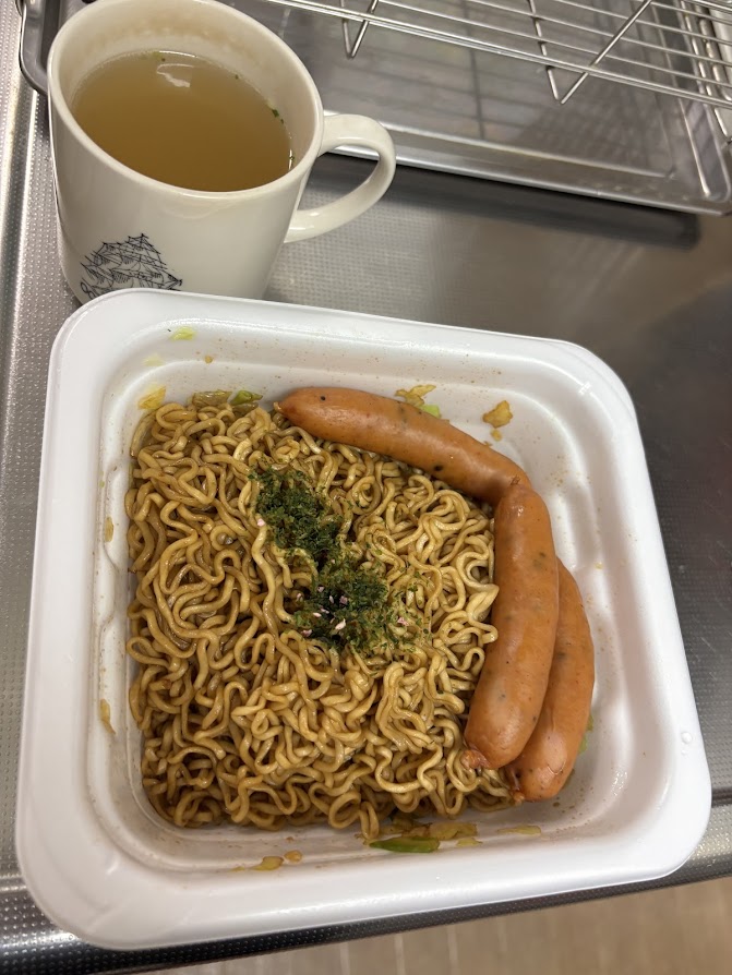 マルちゃん やきそば弁当、付属の中華スープ、シャウエッセン 花火