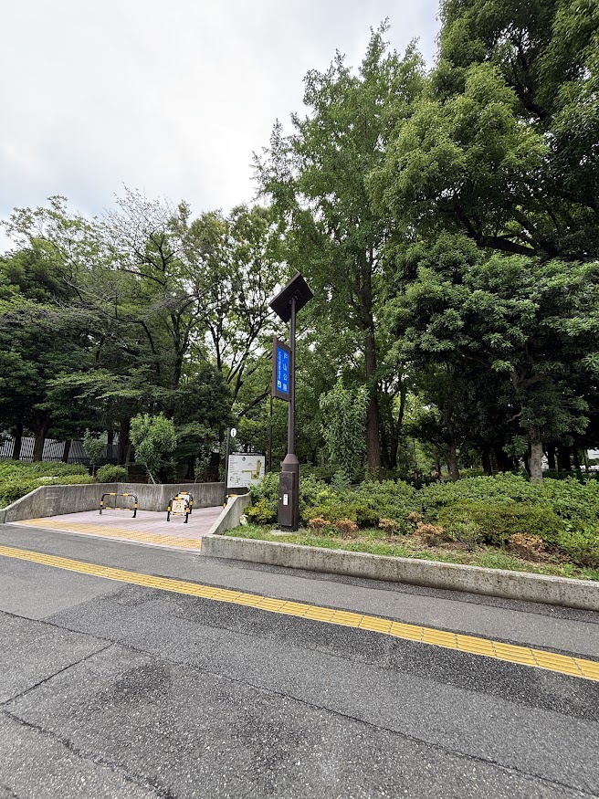 高田馬場方面から西早稲田方面に通り抜けできるようになってた戸山公園