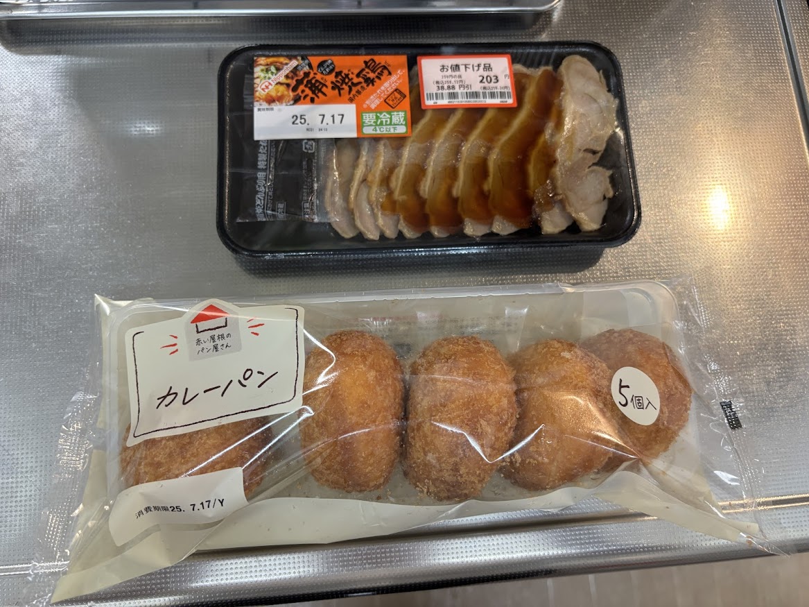 西友で買ってきた蒲焼鶏、赤い屋根のパン屋さん カレーパン5個入り