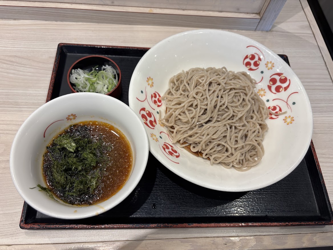 いろり庵きらく 水道橋店で期間限定「ピリリと辛い海苔つけそば 並盛」【Suicaで並盛は20円引き】