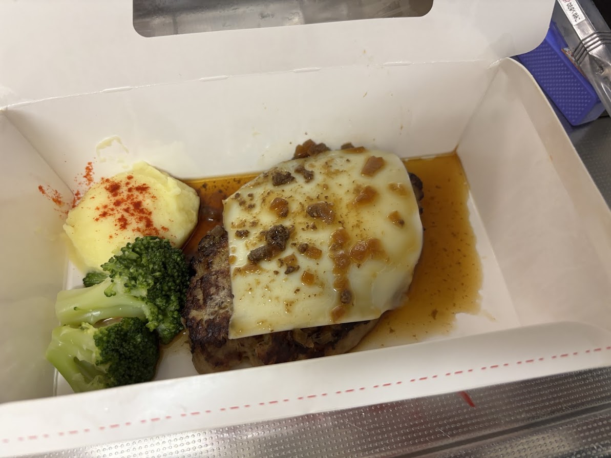 びっくりドンキー 小平大沼店で買ってきたテイクアウトのレギュラーハンバーグSにチーズを乗せてチン