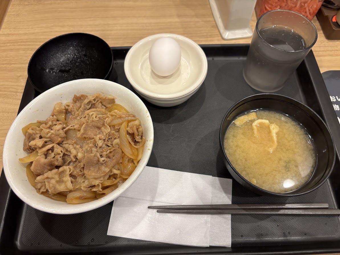 松屋 沼袋店で牛めし（並盛）＋生卵、460円と100円で合計560円