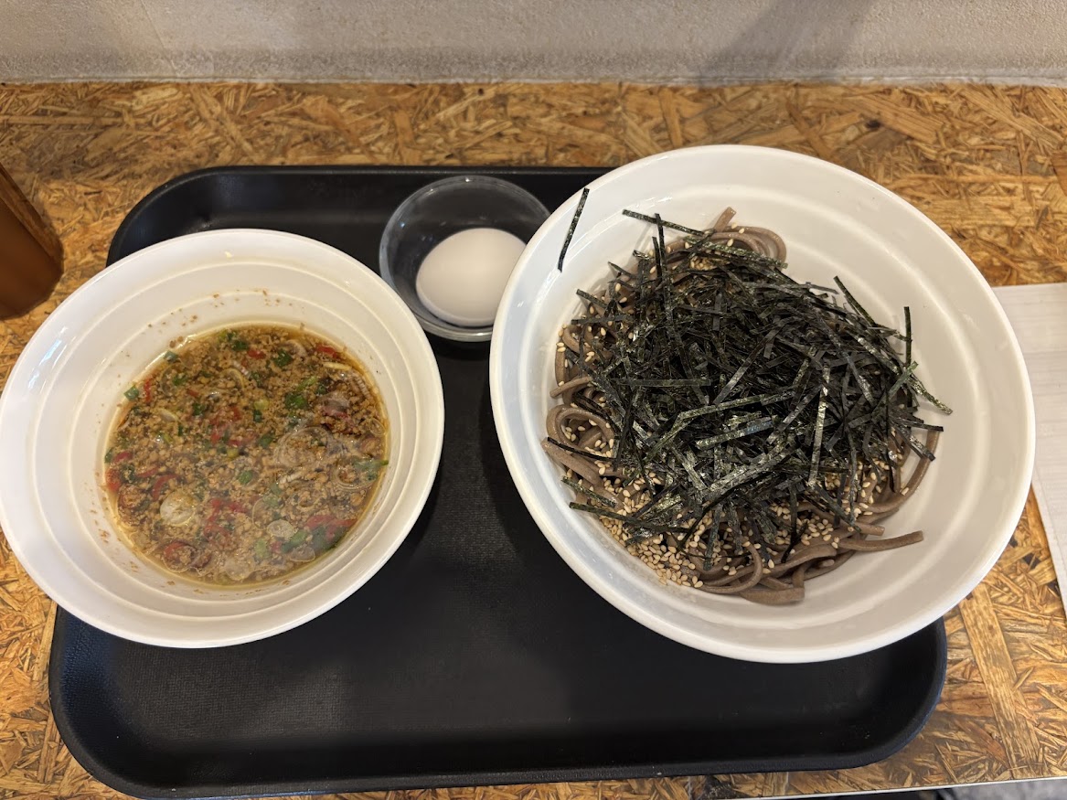 半蔵門駅近くの立食い蕎麦屋「SOBA STAND そばうさ」でスタミナ冷そば（生卵付）【20250724】