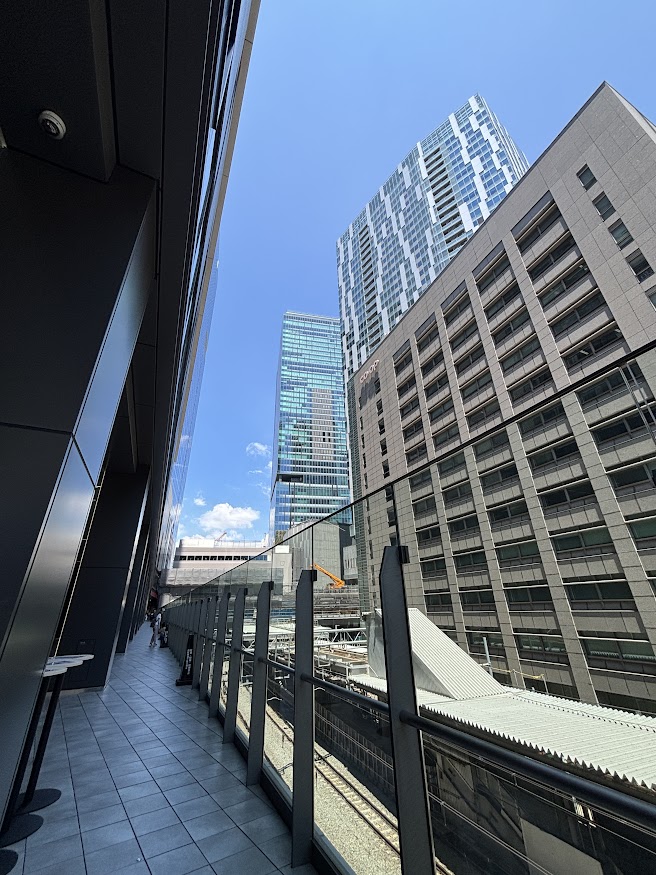 「Shibuya Sakura Stage（渋谷サクラステージ）」内のテーブル、イスで休憩