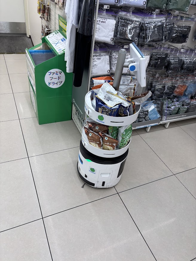 以前にニュースで見たファミリーマートの在庫確認？掃除用？のロボット