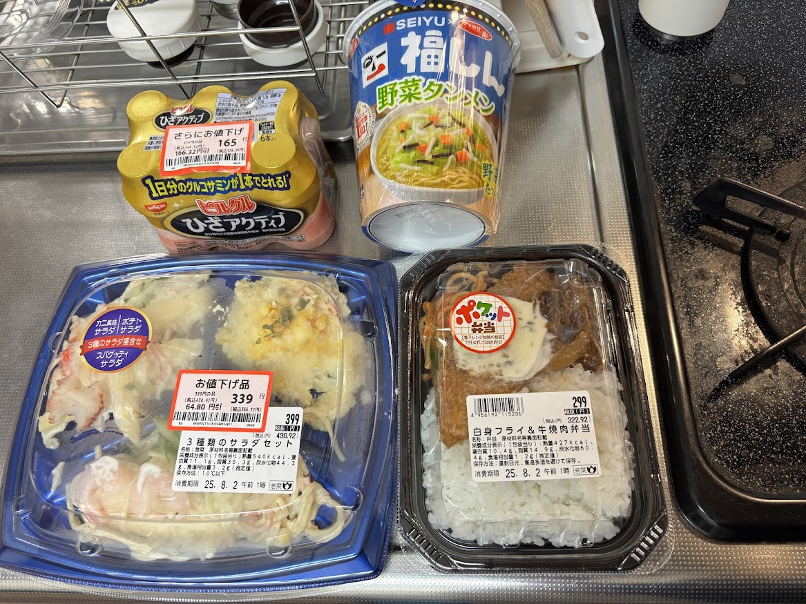 西友の3種類のサラダセット（カニ風味サラダ、ポテトサラダ、スパゲッティサラダ）、ポケット弁当 白身フライ＆牛焼肉弁当、ピルクル ひざアクティブ、西友×サッポロ一番 福しん 野菜タンメン（カップ麺）