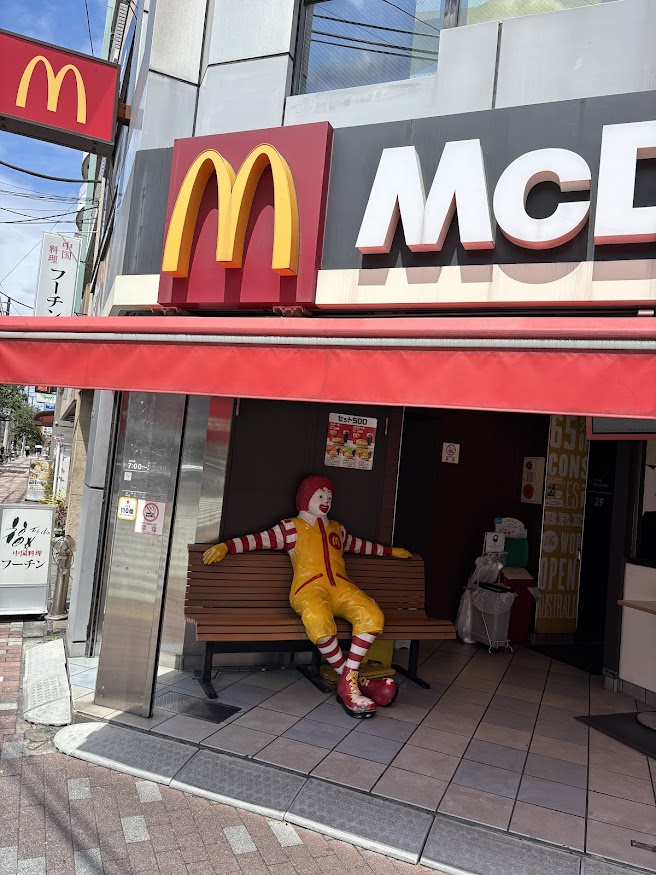 マクドナルド  菊川駅前店のベンチのドナルド