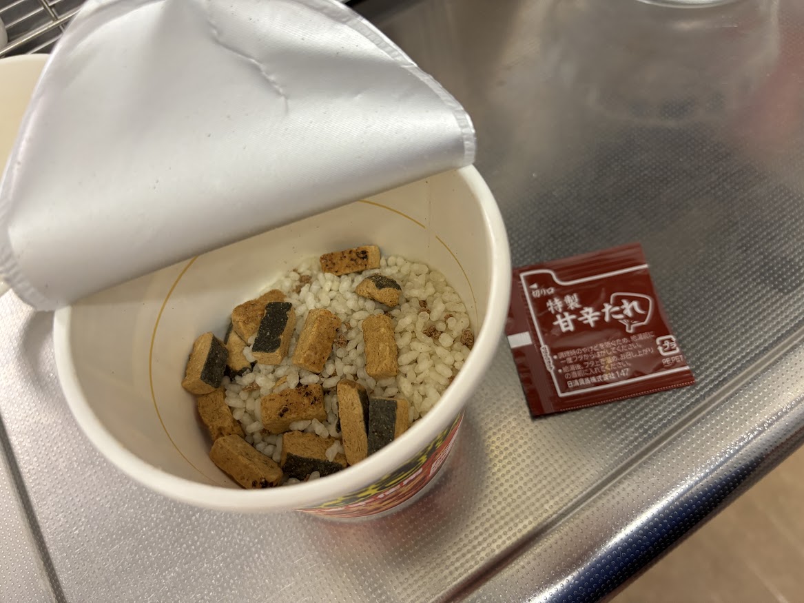 【カップメシ】日清 プラントベースうなぎ 謎うなぎ丼2025（うなぎ不使用）