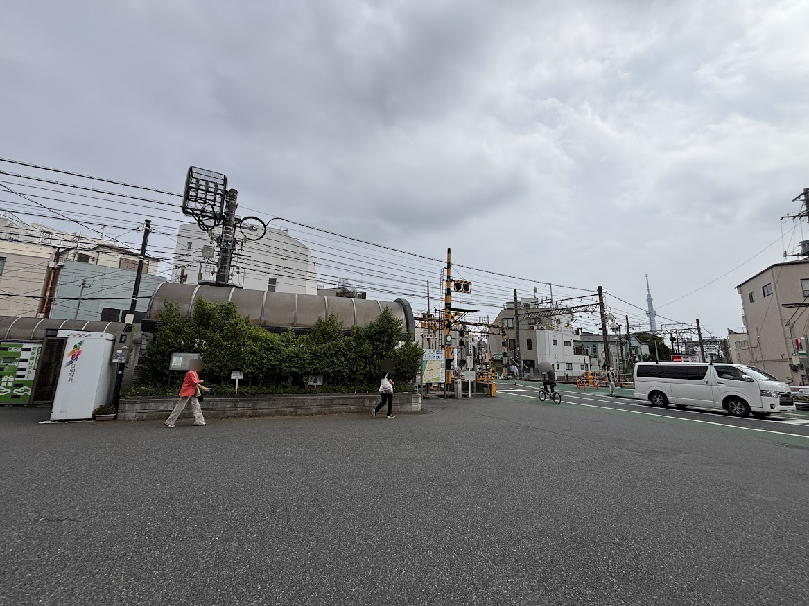 東武伊勢崎線（東武スカイツリーライン）鐘ヶ淵駅 西口とスカイツリー