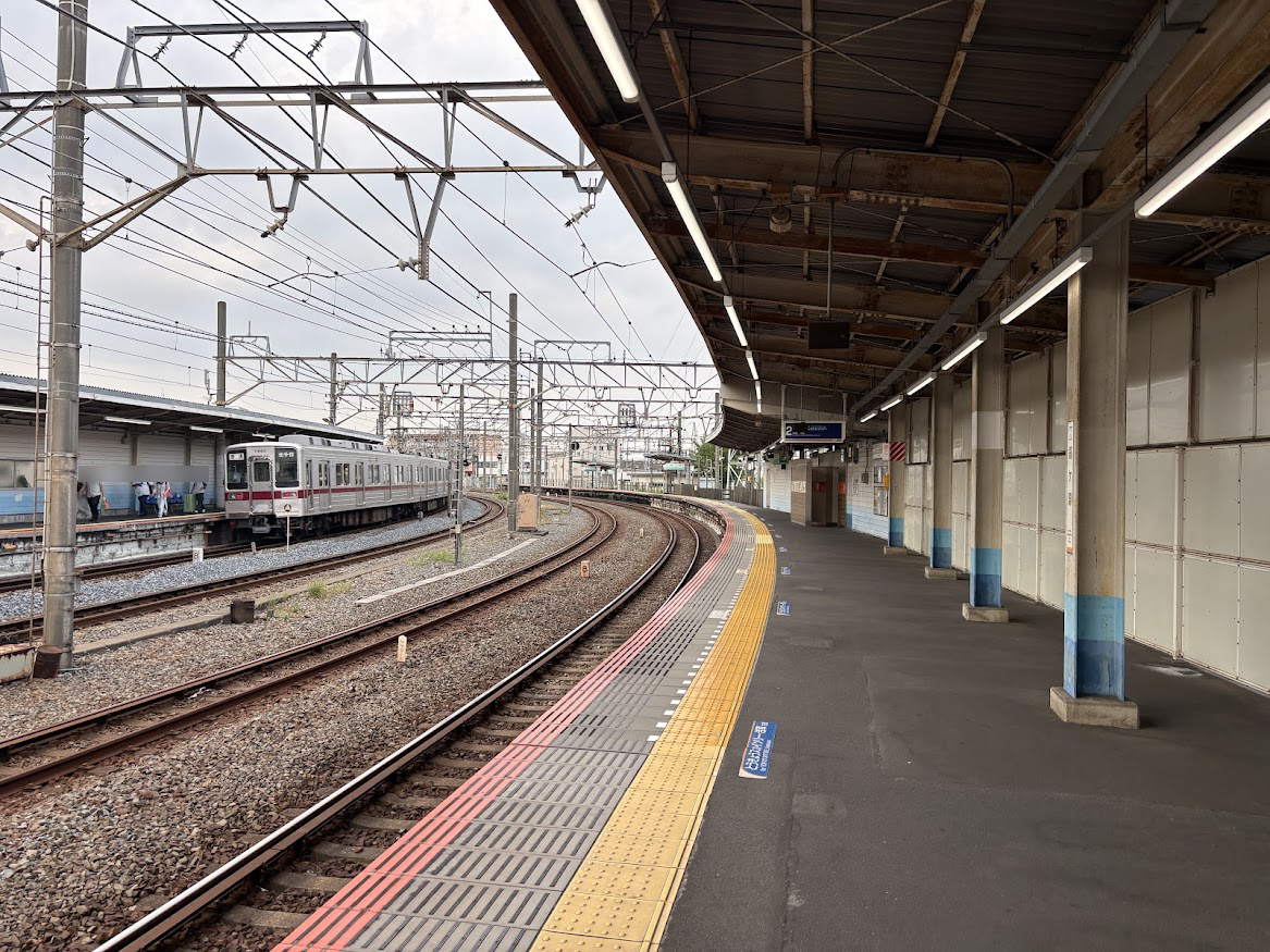 鐘ヶ淵駅の長いホーム