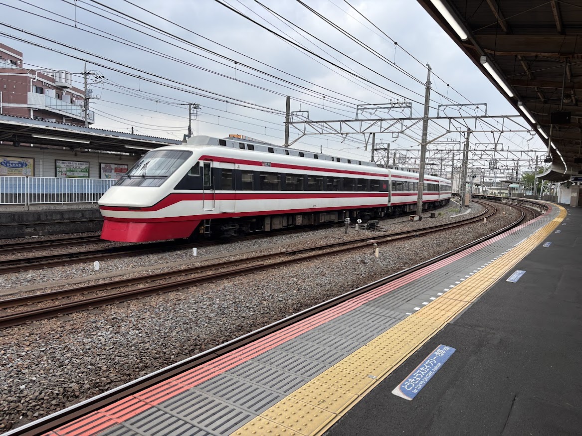 鐘ヶ淵駅の長いホームと特急