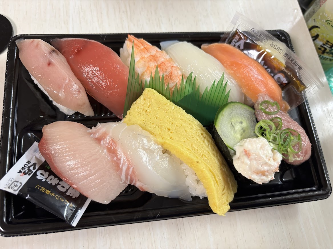 くら寿司 国分寺恋ヶ窪店の持ち帰り寿司 人気10種セット（（熟成まぐろ・熟成中とろ・サーモン・はまち・いか・尾なしえび・たまご焼き・熟成真鯛・えびマヨ・ねぎまぐろ））