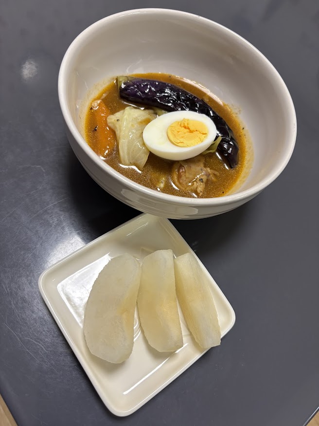 スープカレーと梨