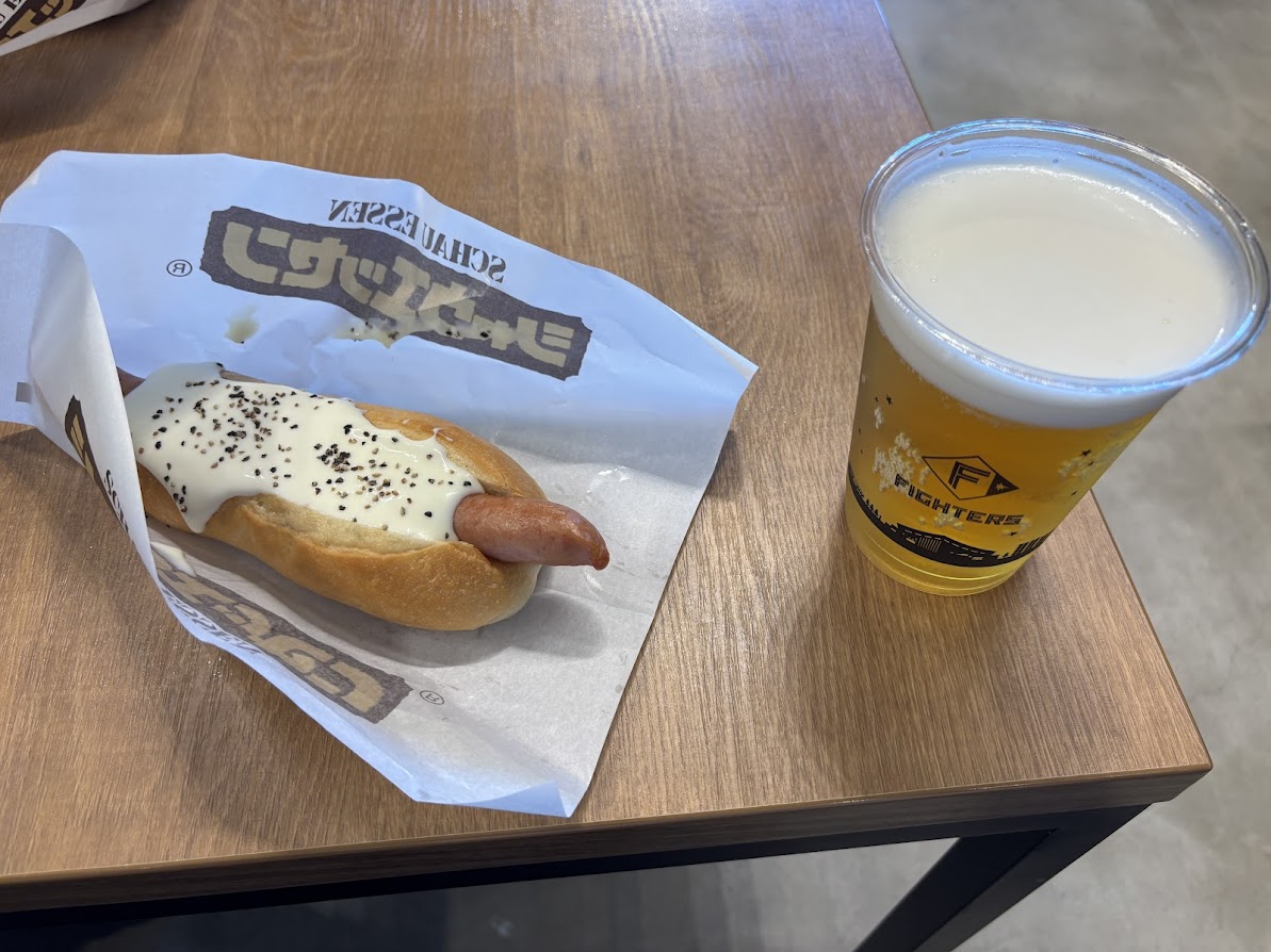 エスコンフィールド北海道内のHOTDOG FUN（ホットドッグファン）でシャウエッセン ホットドッグ チーズ＆ペッパーと生ビール（サッポロクラシック）