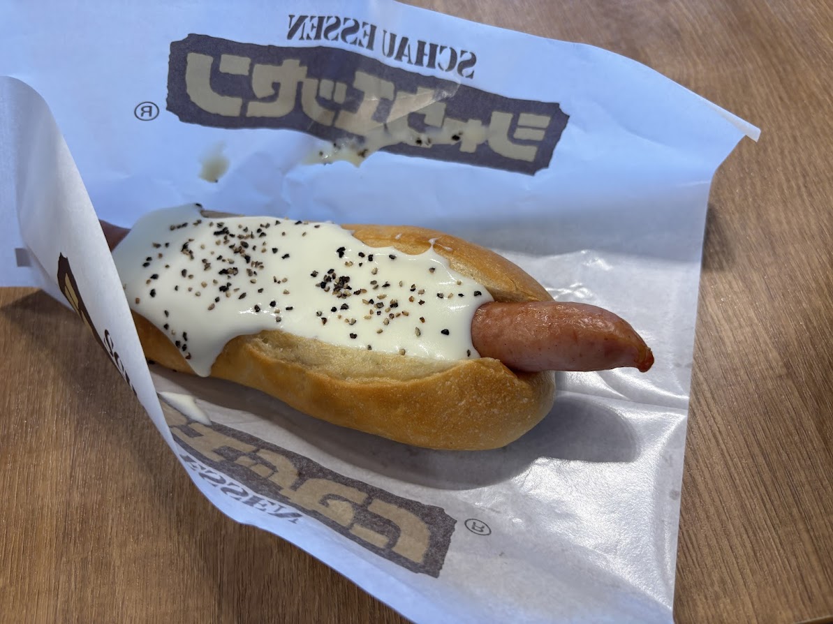 エスコンフィールド北海道内のHOTDOG FUN（ホットドッグファン）でシャウエッセン ホットドッグ チーズ＆ペッパー