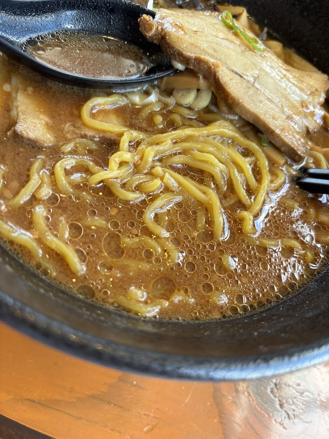 蝦夷の匠（赤みそ）ラーメンの丸山製麺製の黄色い縮れ麺