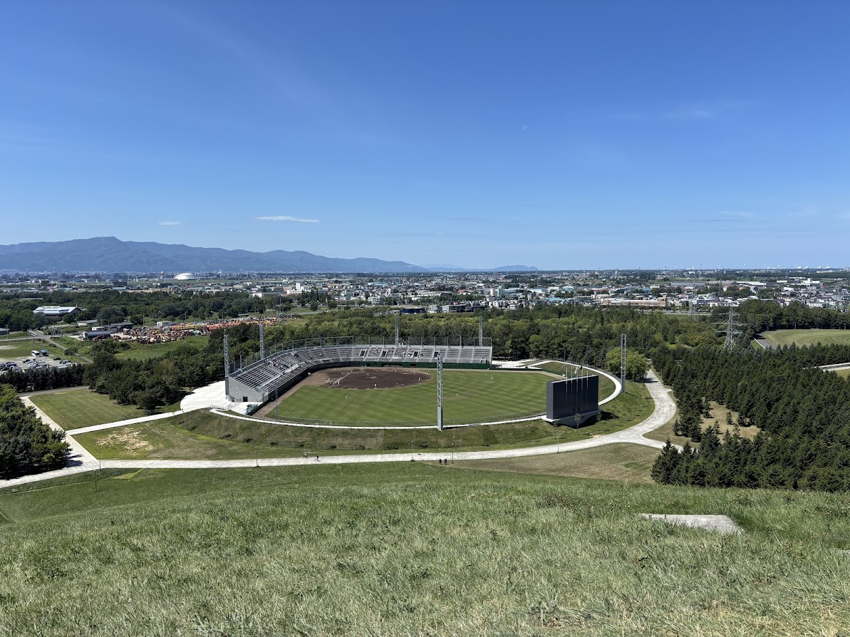 モエレ沼公園のモエレ山、山頂からモエレ沼公園野球場