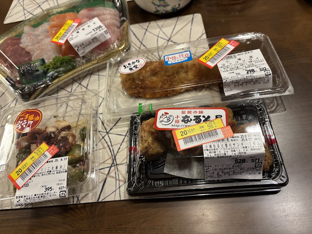 アークスの4種刺身盛り合わせ、たこきゅうり（ごま醤油）、おさかな食堂 小樽産 ほっけフライ、小樽なると屋のザンギ