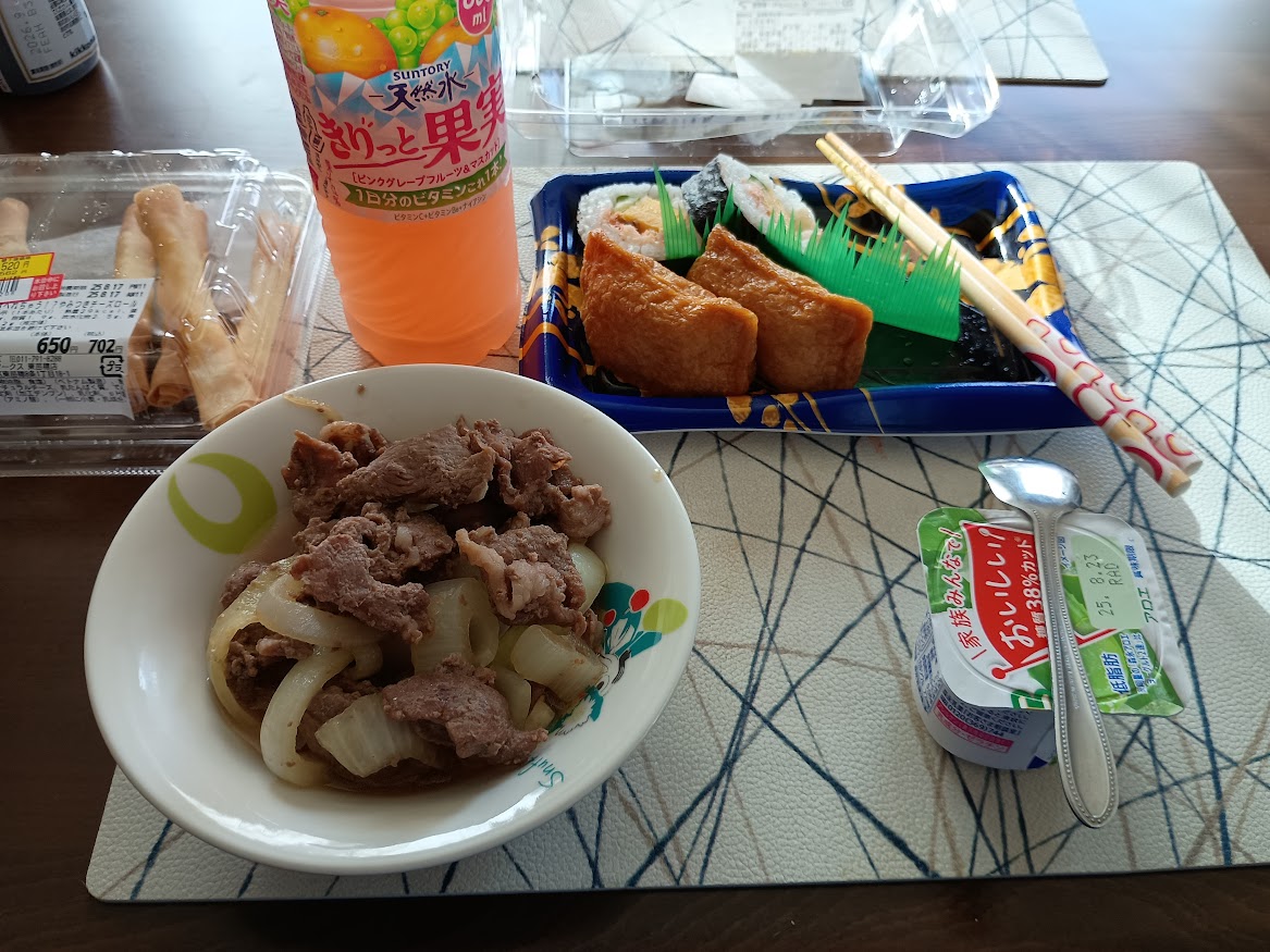 朝飯の味付きジンギスカン、助六寿司、チーズロール、ヨーグルト