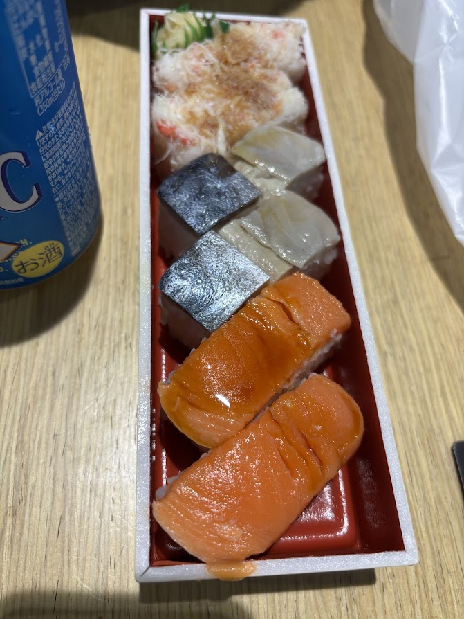 北の味覚 すず花 ゲート店で買ったミックス押し寿司（蟹、鯖、サーモン）【弁当】