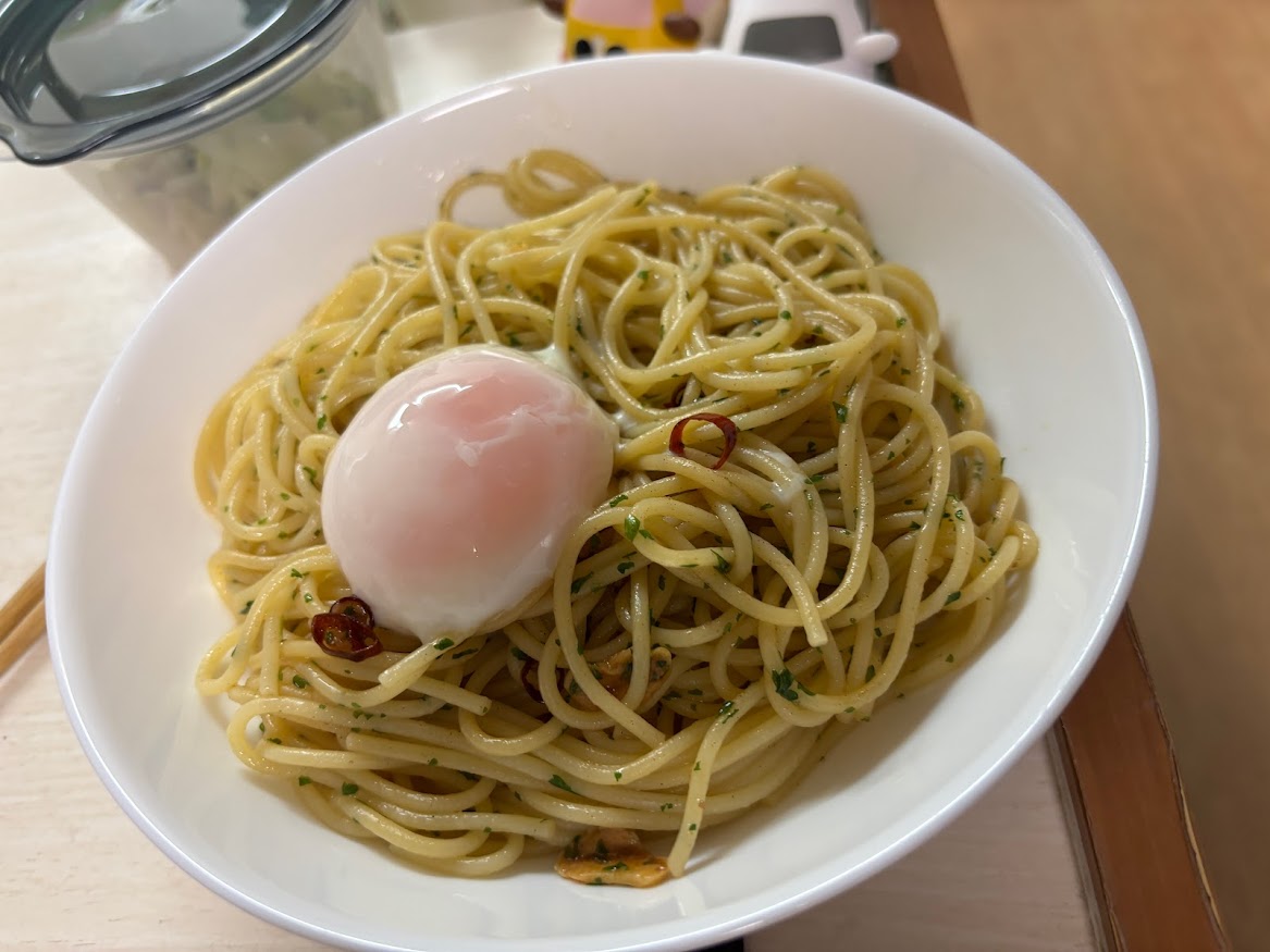 温泉卵のせスパゲッティ ペペロンチーノ