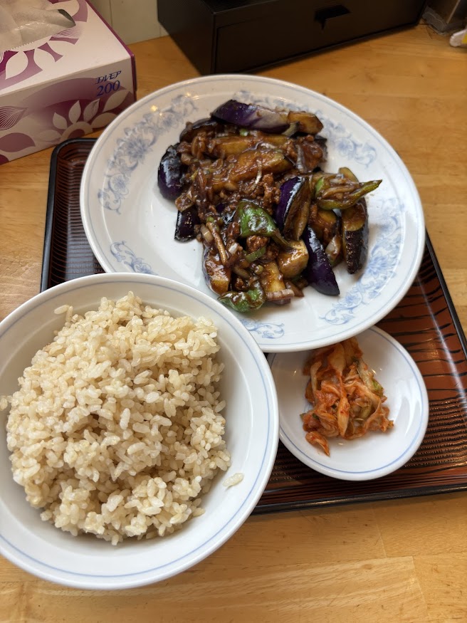 ぎょうざの満洲 大泉学園南口店でなすのみそ炒め、600円とライス（玄米）220円